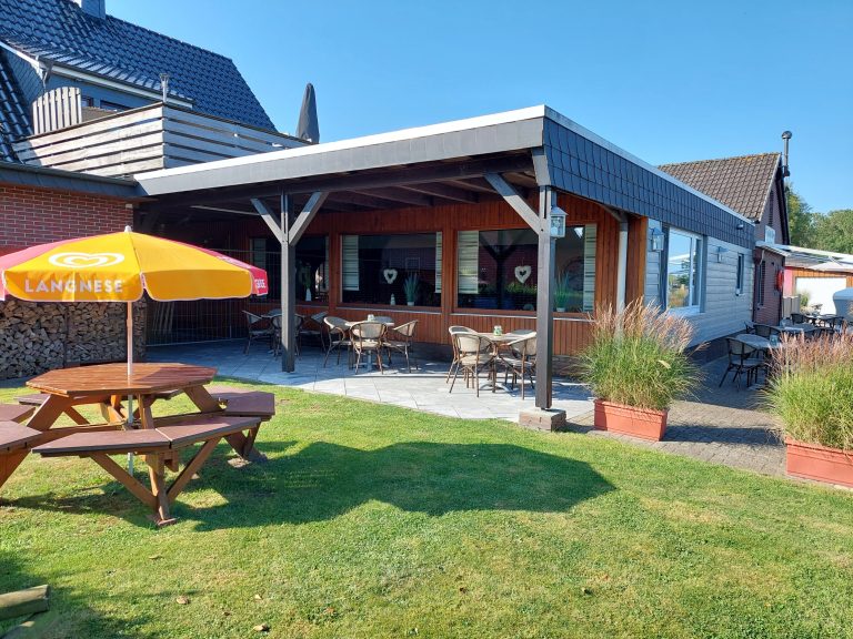 Unser Garten mit Freisitz